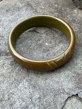 Vintage Olive Green Bakelite Carved Bracelet